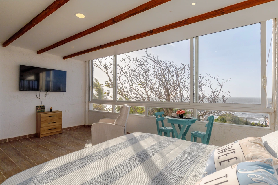 Room 4 full room with ocean-facing windows